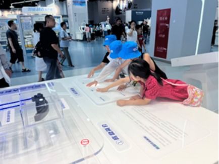 搭建智能技术成果展示平台 联合社会力量促进常展常新 中国科技馆与美的集团合作展示服务机器人技术